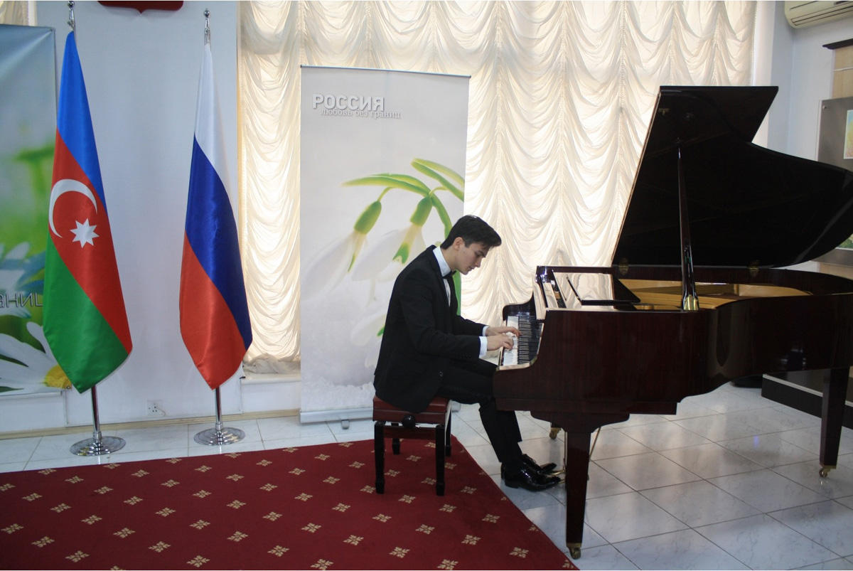 Российский музыкант поздравил бакинок с 8 Марта