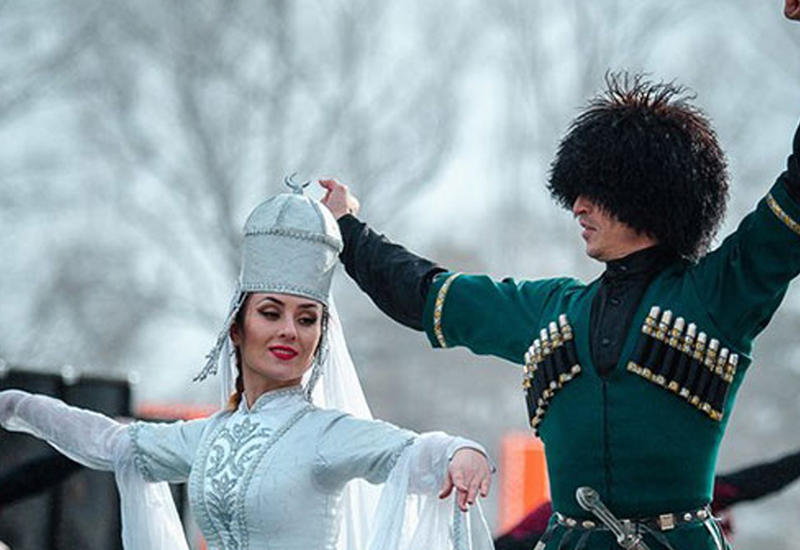 Знаменитые люди кавказа. Национальный костюм лезгинки. Лезгинка народность. Кабардинская лезгинка. Азербайджанцы лезгинка.