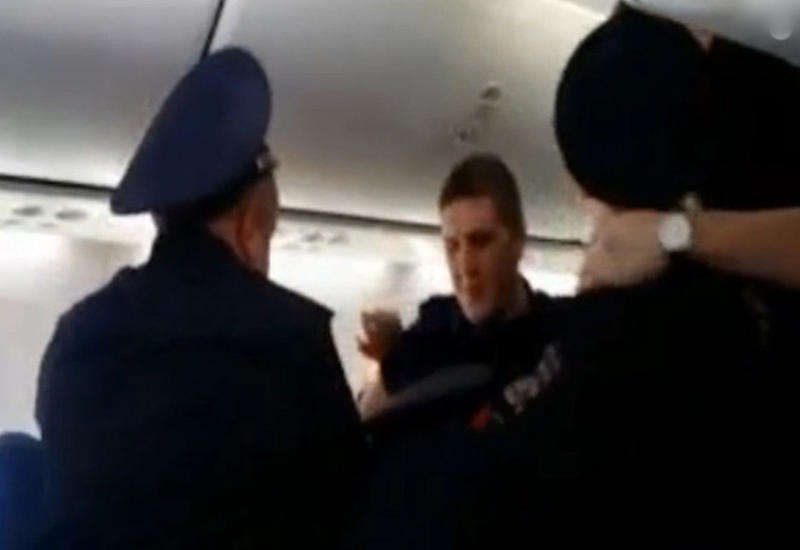 Российского волейболиста высадили из самолёта за слишком длинные ноги