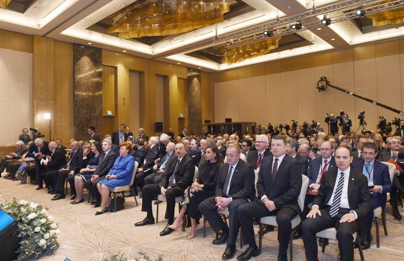 Президент Азербайджана Ильхам Алиев и Первая леди Мехрибан Алиева приняли участие в V Глобальном Бакинском форуме