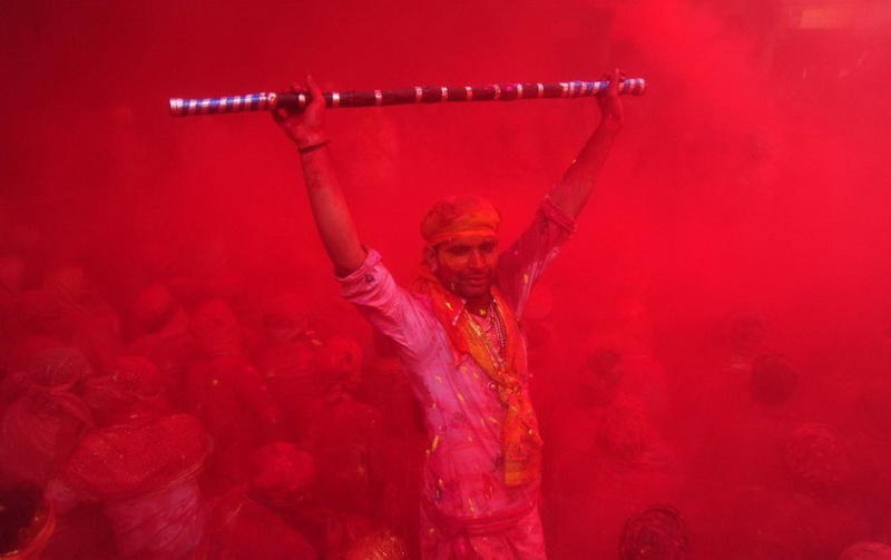 Индуисты празднуют фестиваль красок Холи