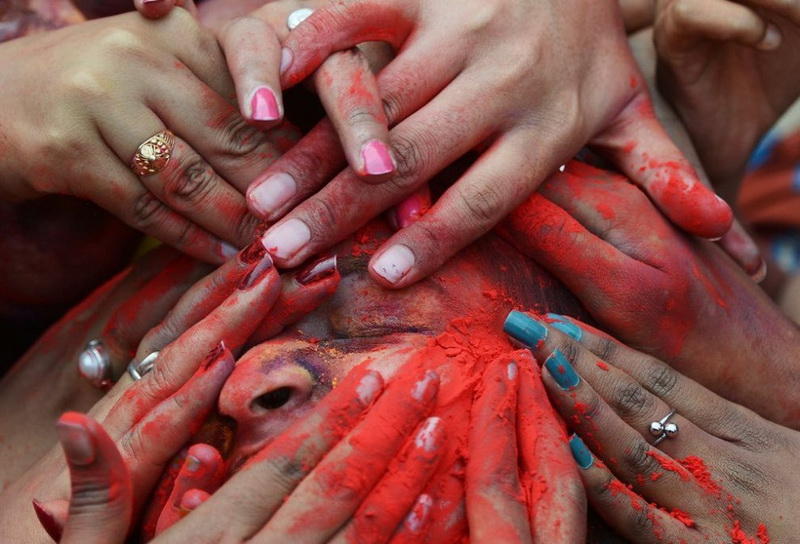 Индуисты празднуют фестиваль красок Холи