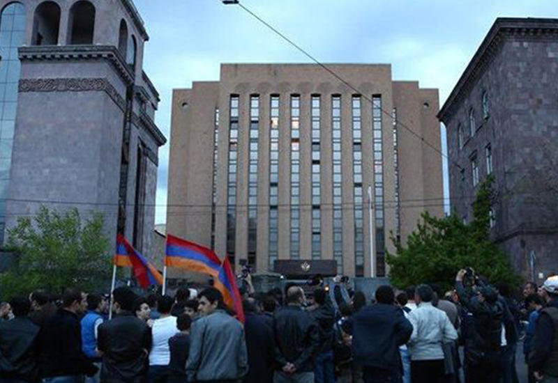 Посольство РФ в Ереване взято под усиленный контроль - ожидают беспорядков