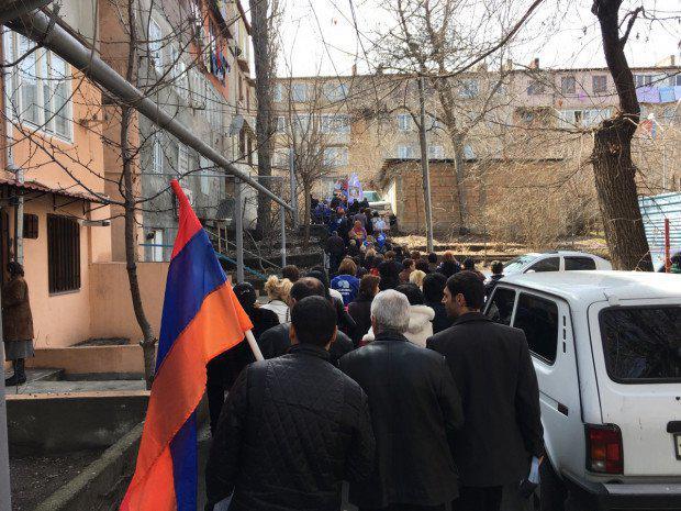 İrəvanda aksiya: Ter-Petrosyanın seçki bloku sülh şüarı ilə küçələrə çıxdı