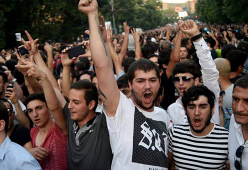 В Ереване не стихают акции протеста
