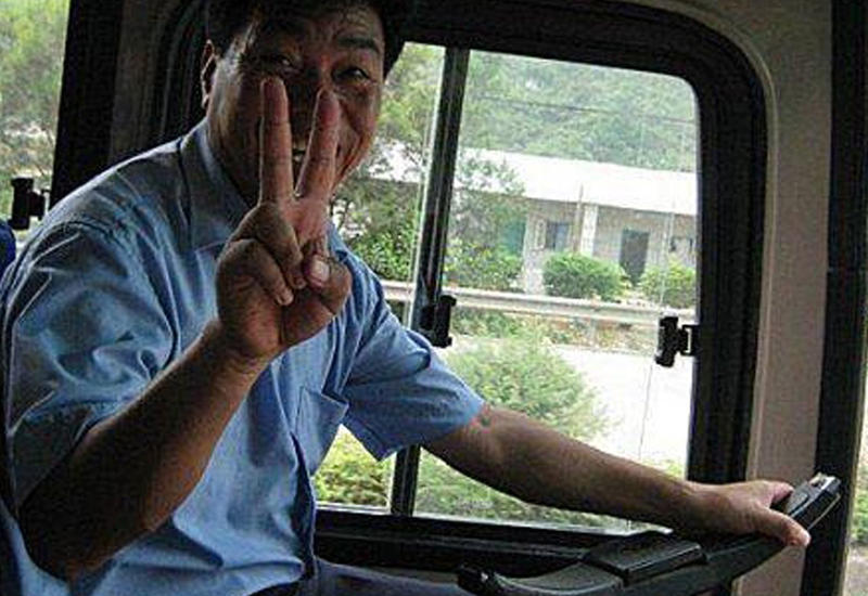 Китаец усадил в 20-местный автобус 70 детей и воспитательницу