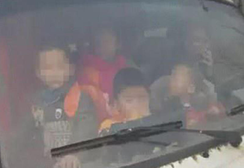 Polis heyrətləndi: mikroavtobusdan 74 uşaq çıxdı