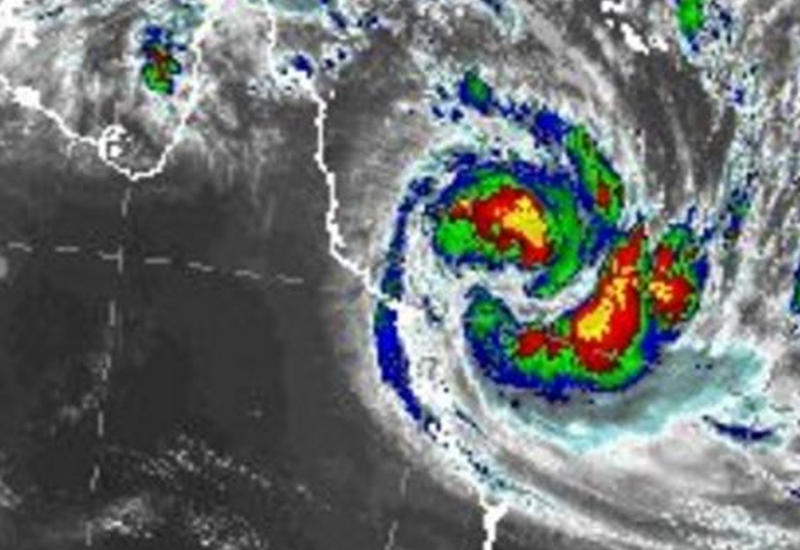 К Австралии приближается мощный циклон