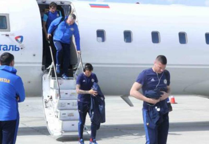 Самолет с футболистами сборной Казахстана экстренно сел в Ереване