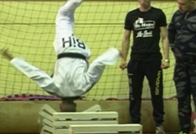 16-летний спортсмен установил рекорд, разбивая головой в кувырке бетонные блоки