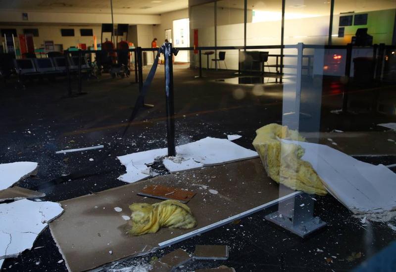 В индонезийском аэропорту потолок обрушился на людей