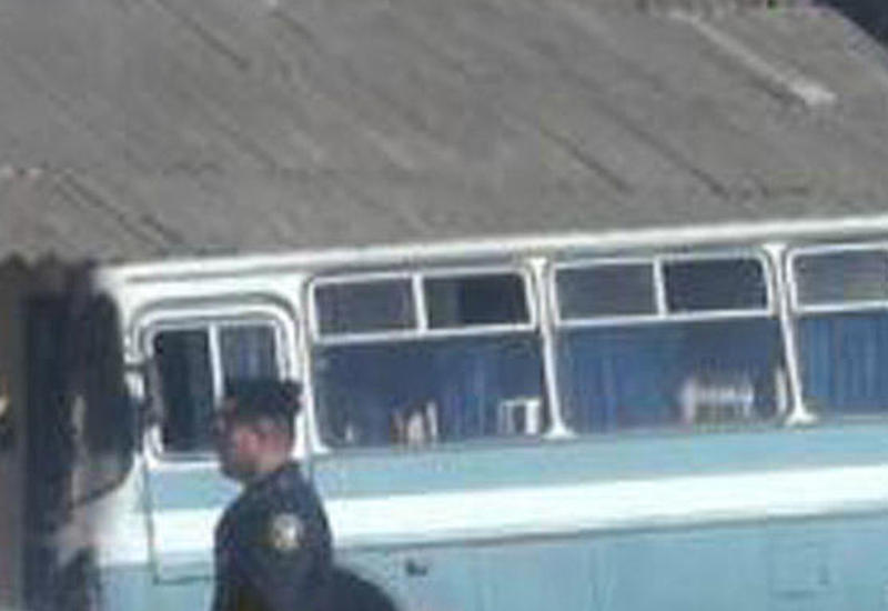 Qusarda sərnişin dolu avtobus mağazaya çırpıldı