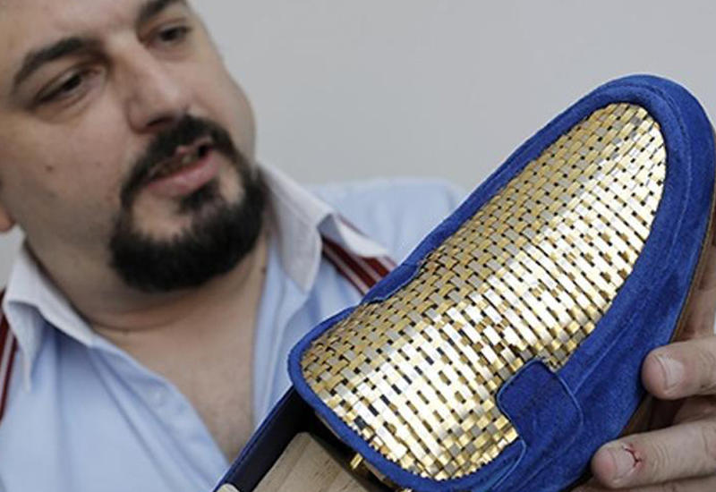 Итальянец создал первые в мире туфли из золота