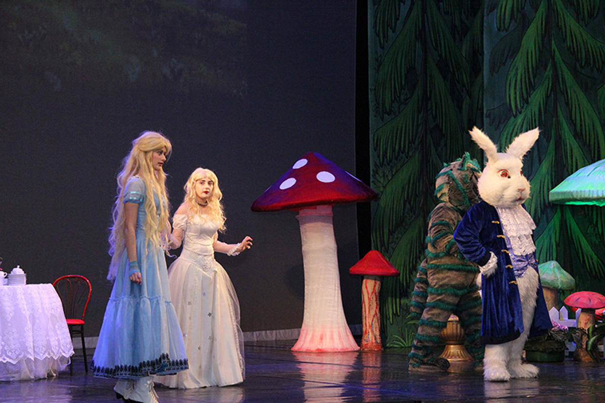 В Баку состоится показ детского шоу-мюзикла "Алиса - навстречу новым приключениям"