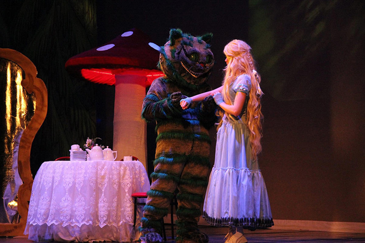 В Баку состоится показ детского шоу-мюзикла "Алиса - навстречу новым приключениям"