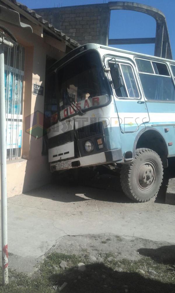 Qusarda sərnişin dolu avtobus mağazaya çırpıldı