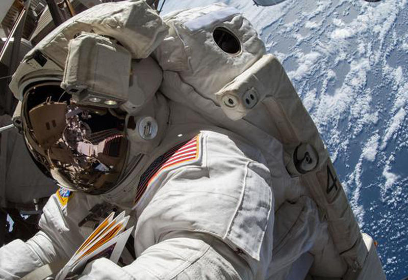 Астронавт потерял в открытом космосе элемент защиты МКС
