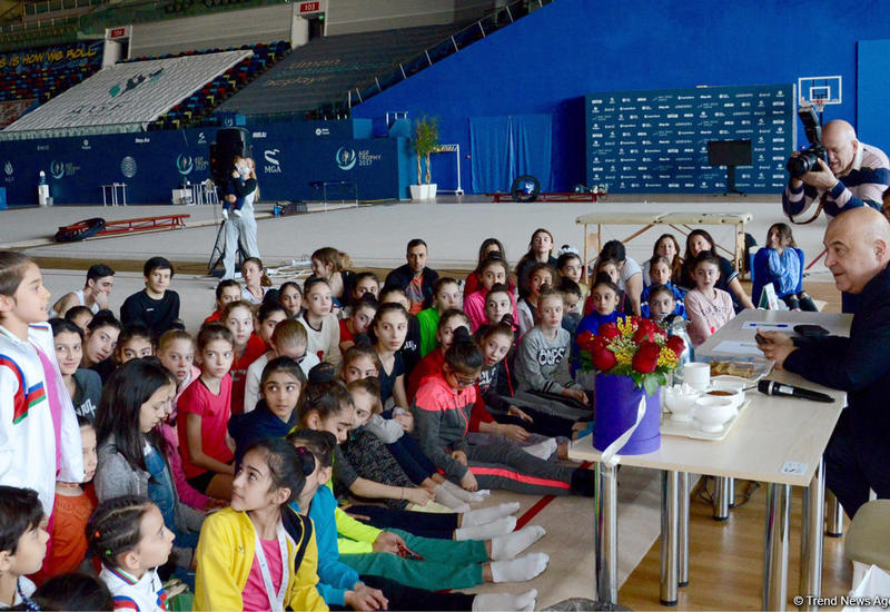 Азербайджанские гимнасты встретились с писателем Чингизом Абдуллаевым