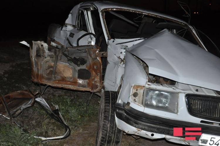 В Сабирабаде поезд протаранил "ГАЗ-31", есть погибшие и раненый