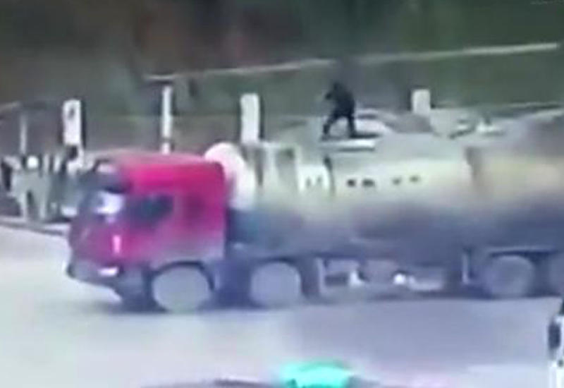 Водитель фуры в Китае взлетел на воздух, открыв люк под давлением