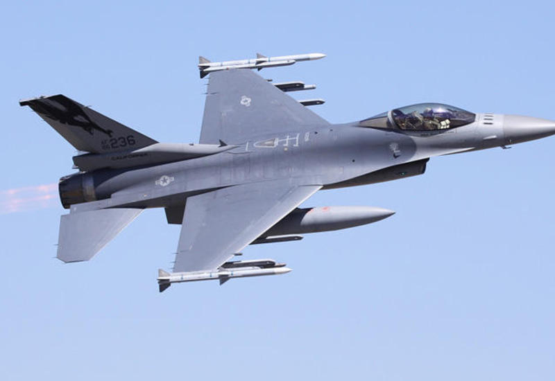 Американский F-16 аварийно сел в Италии, население запаниковало