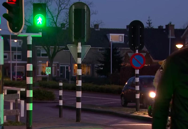 В Европе появились светофоры для гаджетозависимых