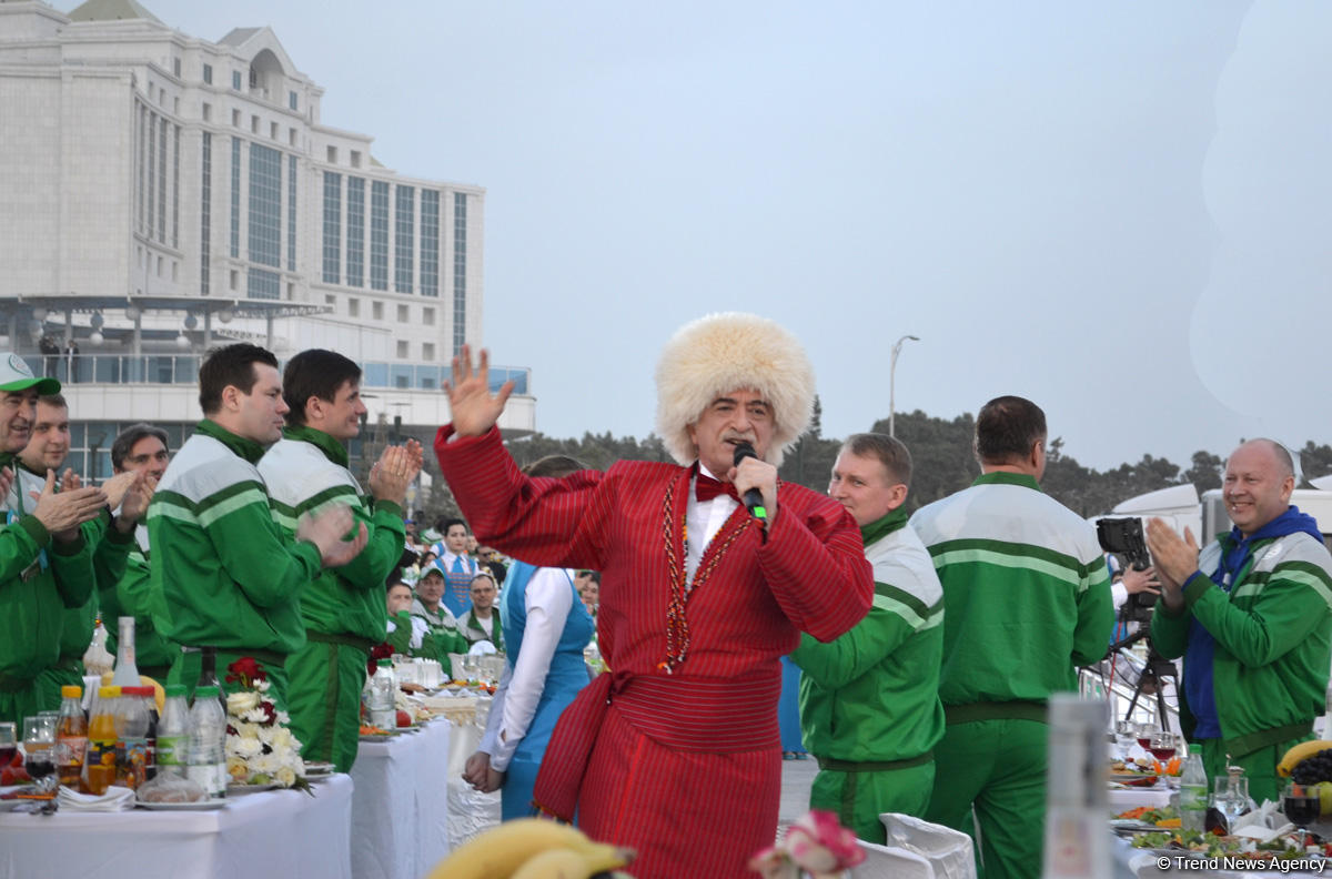 Полад Бюльбюльоглу выступил на гала-концерте в Туркменбаши