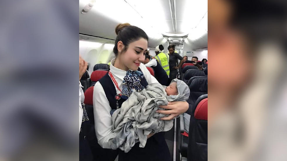 Женщина родила в турецком самолете на высоте 13 километров
