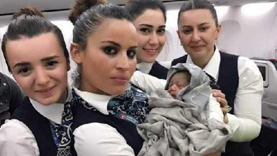 Женщина родила в турецком самолете на высоте 13 километров