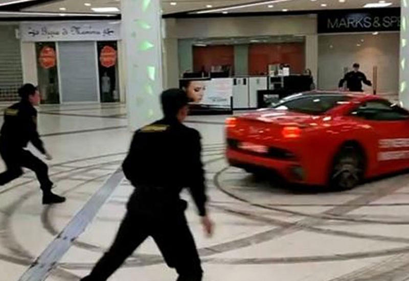 Экс-мэр устроил гонки на красной Ferrari по торговому центру в Москве