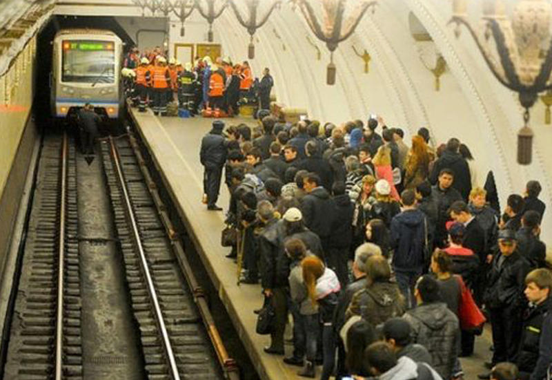 Полицейский закрыл собой пассажира, упавшего под поезд в метро