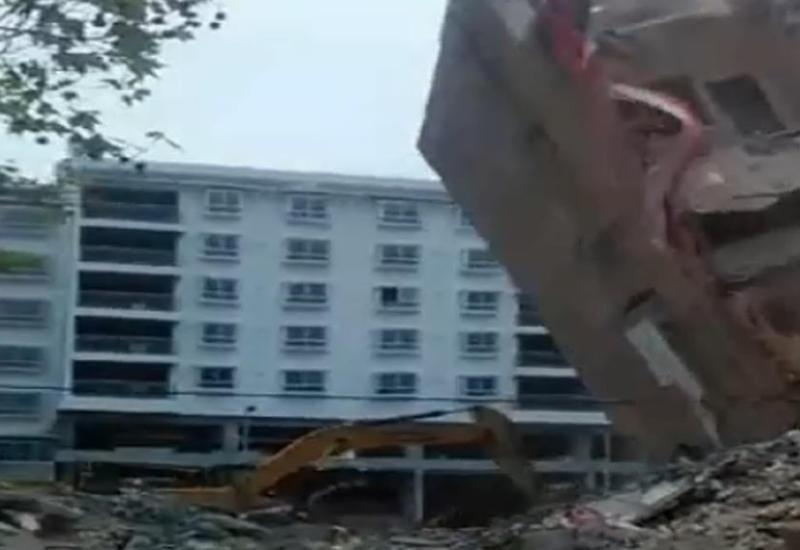 В Китае здание обрушилось на экскаватор, похоронив машиниста заживо