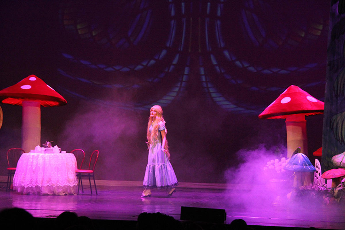 В Баку состоится показ грандиозного детского шоу-мюзикла "Алиса