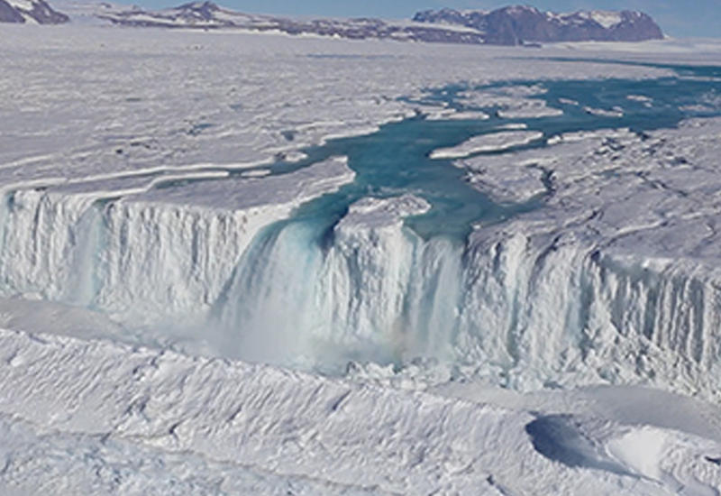 Ученые показали, как выглядит река в Антарктиде