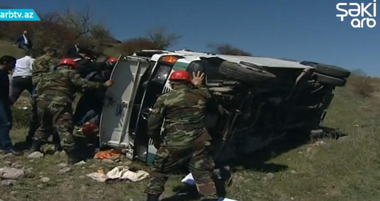 В Азербайджане перевернулся автобус, много пострадавших