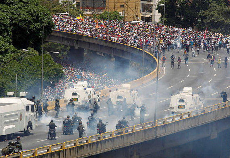 Venesuelada etirazlar davam edir: Ölən var