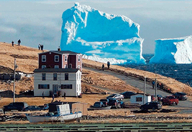 К канадскому городу прибило ледяную глыбу высотой с 17-этажный дом