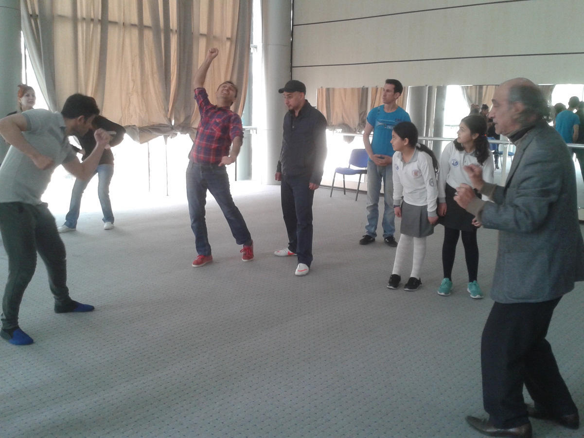 Бакинские школьники участвуют в постановке спектакля театра юного зрителя