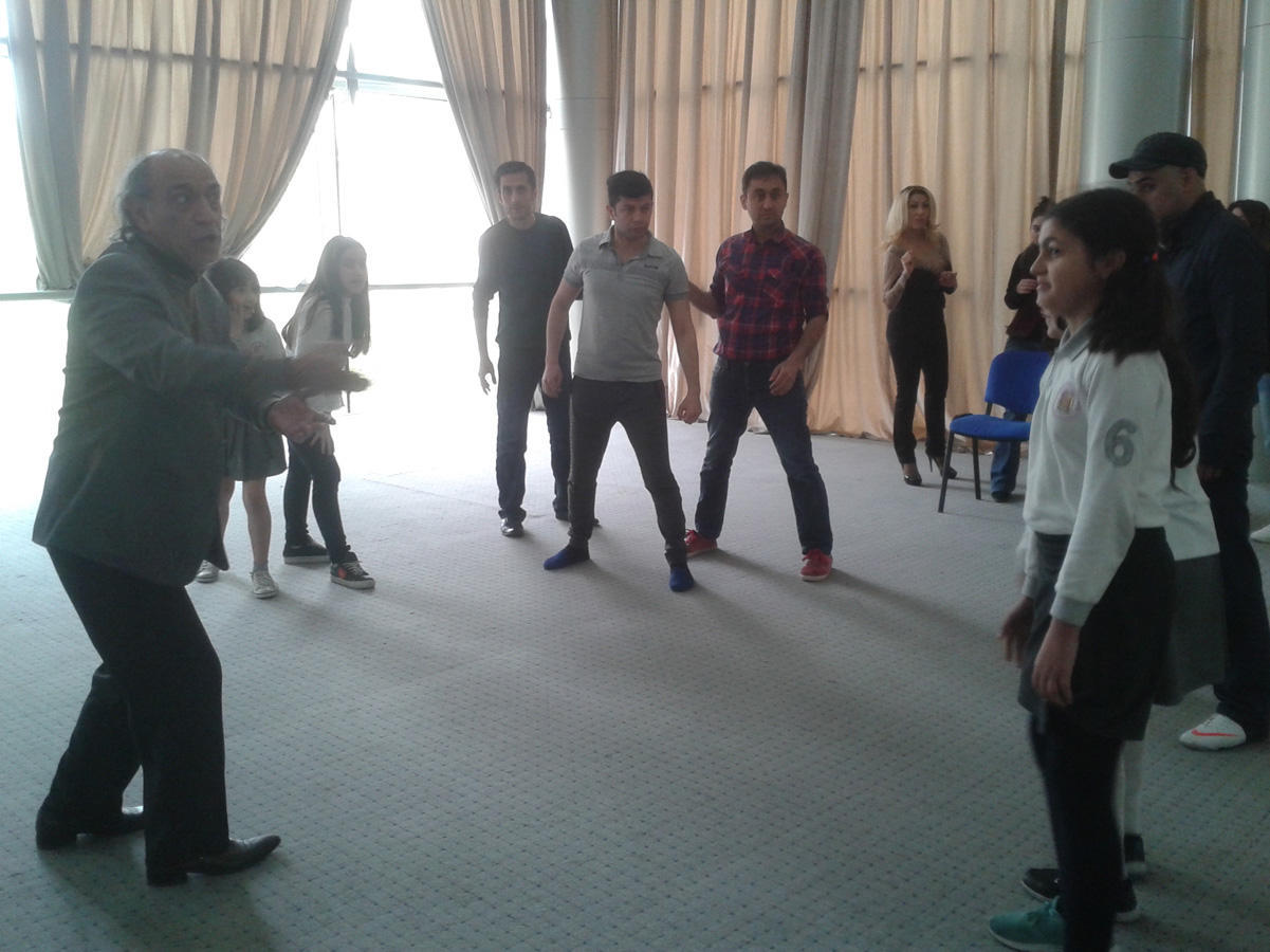 Бакинские школьники участвуют в постановке спектакля театра юного зрителя
