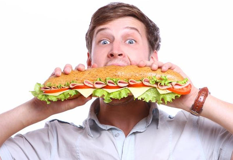 Постоянная еда. Мужчина ест бутерброд. Зависимость от еды. Жующий человек. Пищевая Аддикция.