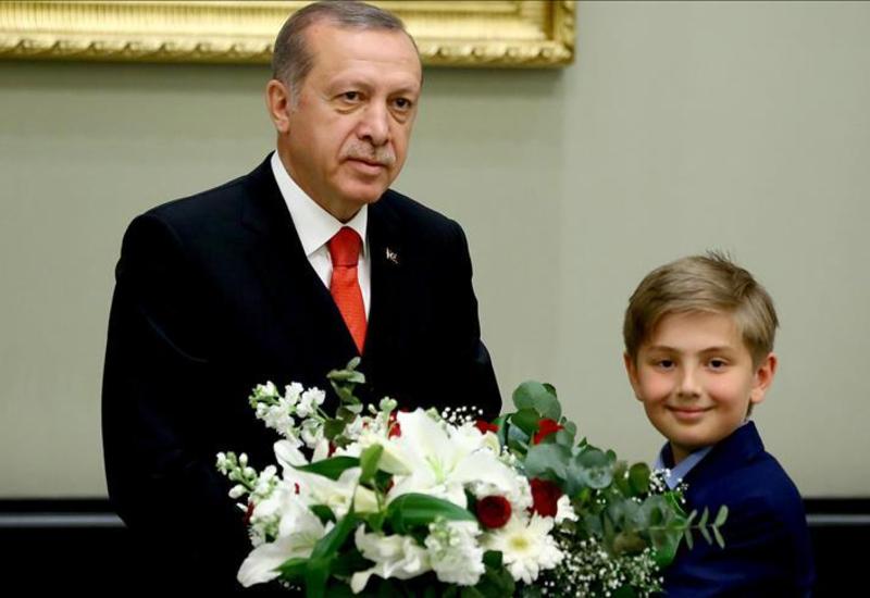 Эрдоган уступил кресло школьнику