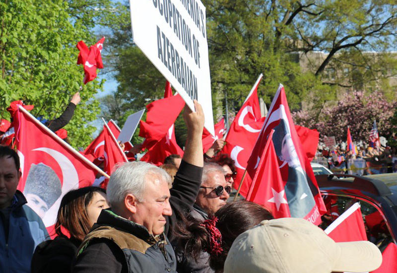 В США прошли контр-протесты турецкой и азербайджанской общин