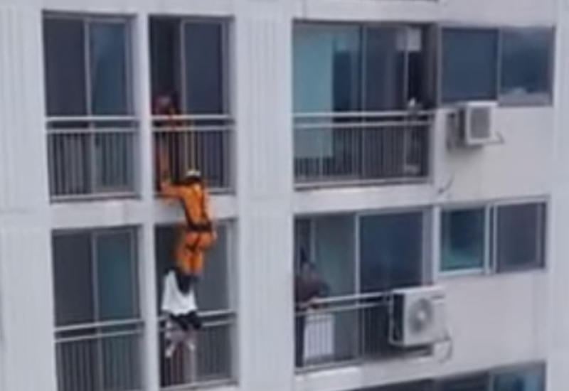 Спасатель нокаутировал девушку, пытавшуюся выброситься из окна
