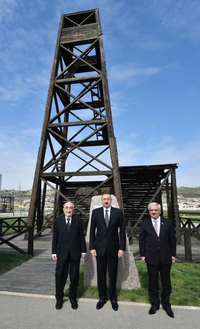 Президент Ильхам Алиев ознакомился на месторождении "Бибиэйбат" с первой в мире промышленной скважиной после реконструкции