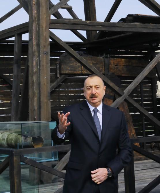 Президент Ильхам Алиев ознакомился на месторождении "Бибиэйбат" с первой в мире промышленной скважиной после реконструкции