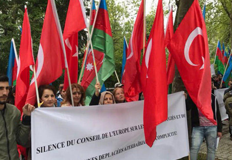 Азербайджанская диаспора провела в Страсбурге акцию в поддержку Турции