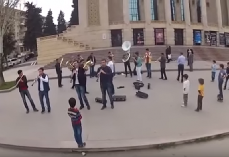 Прохожих в Баку удивили концертом под открытым небом