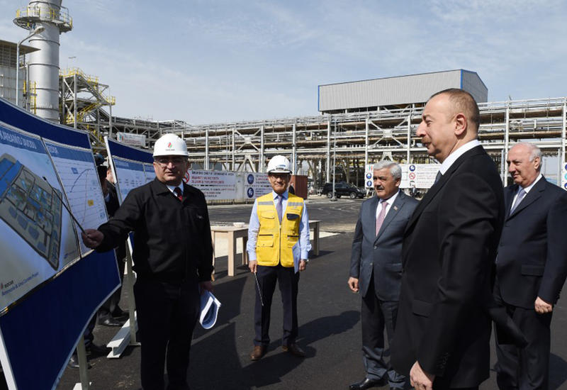 Президент Ильхам Алиев ознакомился с ходом строительных работ на карбамидном заводе в Сумгайыте