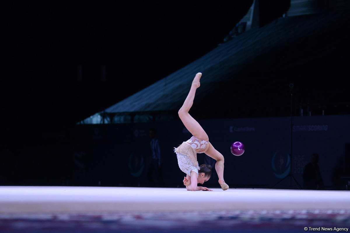 Лучшие моменты первого дня соревнований Кубка мира по художественной гимнастике
