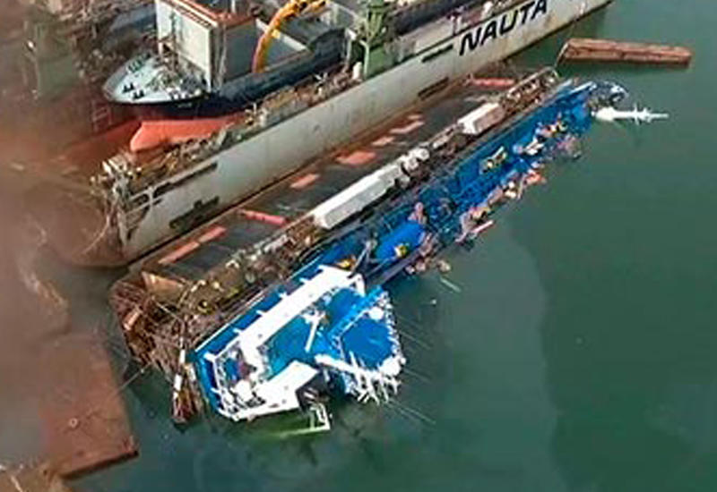 В Польше гигантский танкер рухнул с помоста
